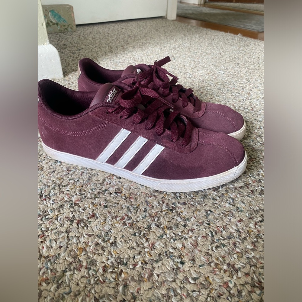 Adidas women’s 9.5 courtset maroon